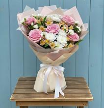 Букет цветов из:  Гвоздики, Орхидеи и Розы в Рославле