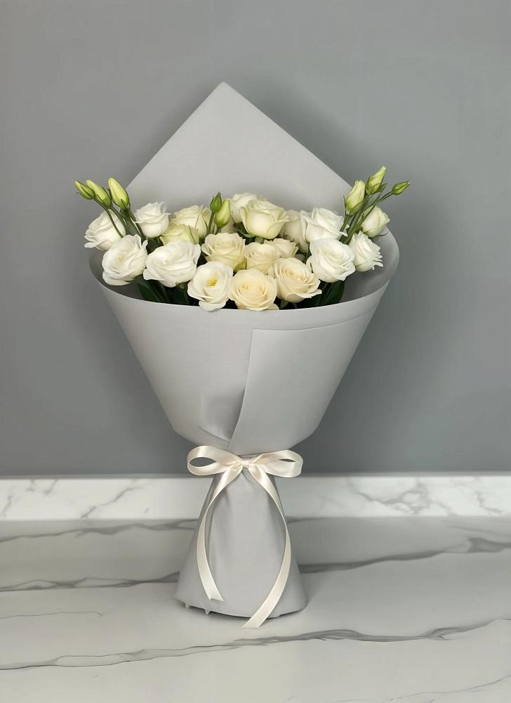 Букет цветов из: Розы и Лизиантусы в Рославле