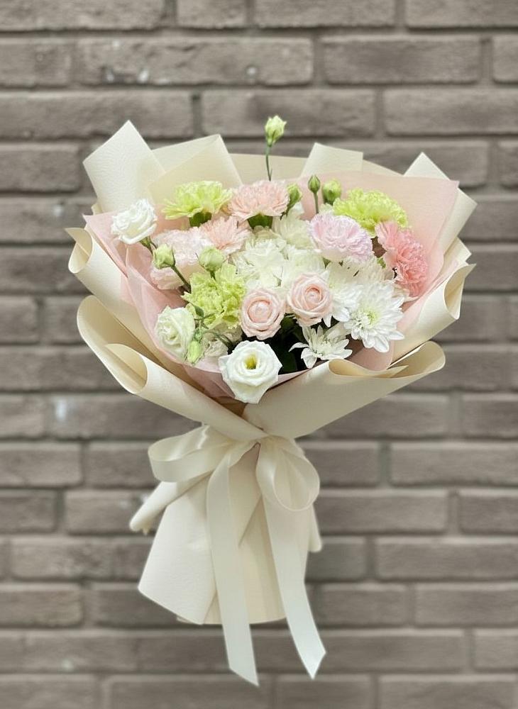 Букет цветов из: Гвоздики, Розы, Лизиантусы и Хризантемы в Рославле