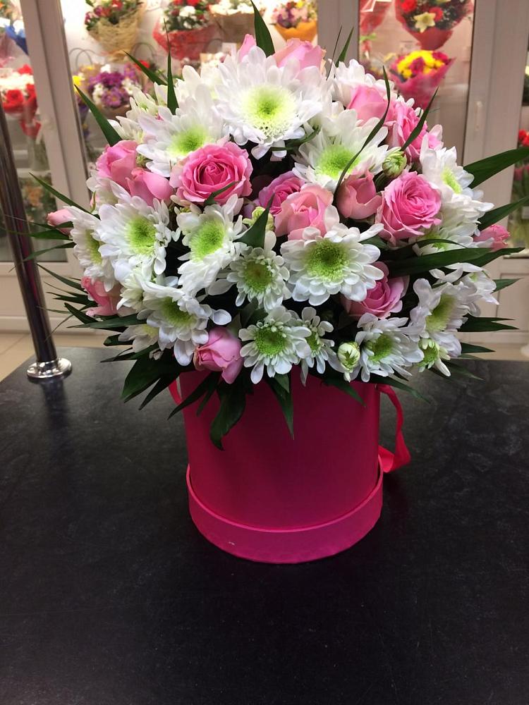 Цветочная композиция из Розы и Хризантемы в шляпной коробке в Рославле