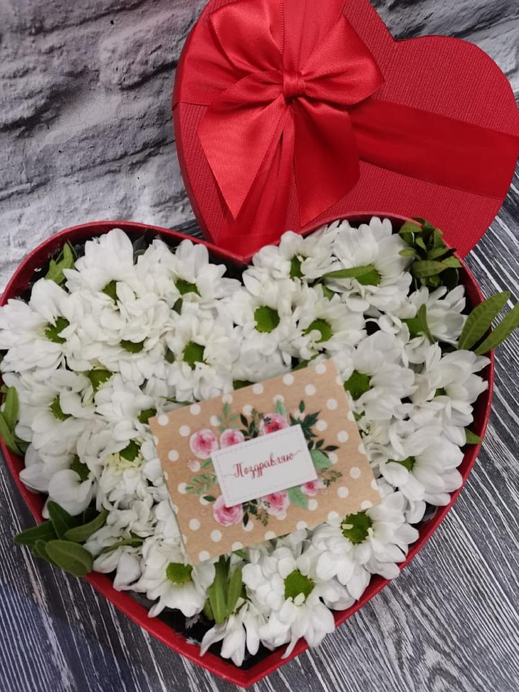 Цветочная композиция из Хризантемы в виде сердца в Рославле