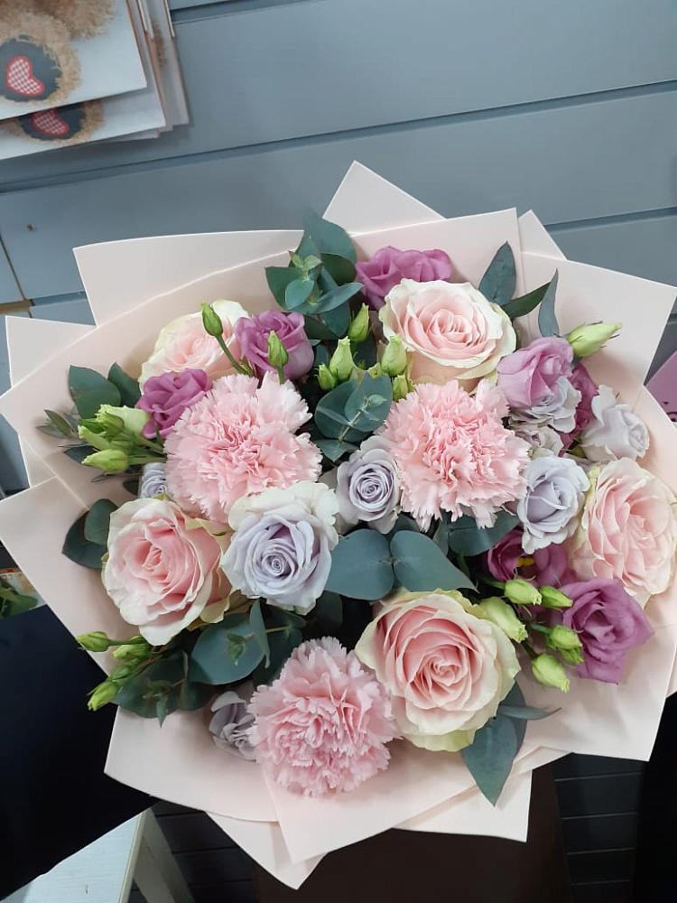 Букет цветов из: Розы, Гвоздики и Лизиантусы в Рославле