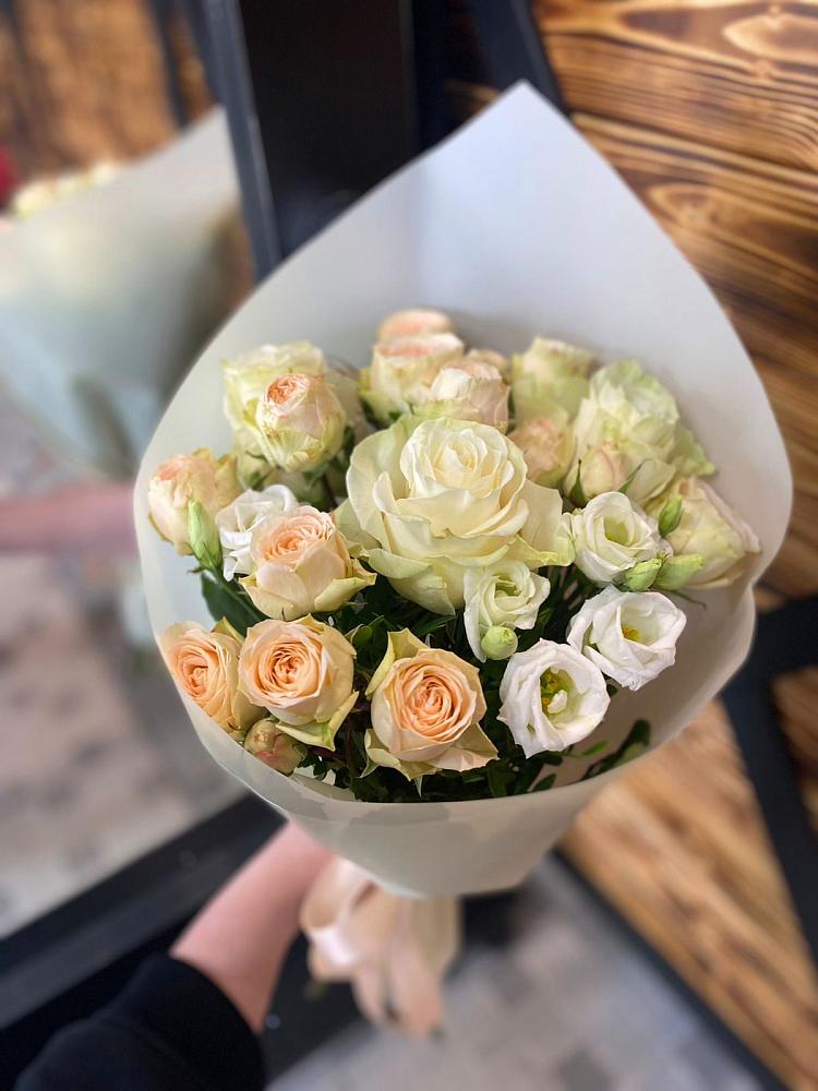 Букет цветов из: Розы и Лизиантусы в Рославле